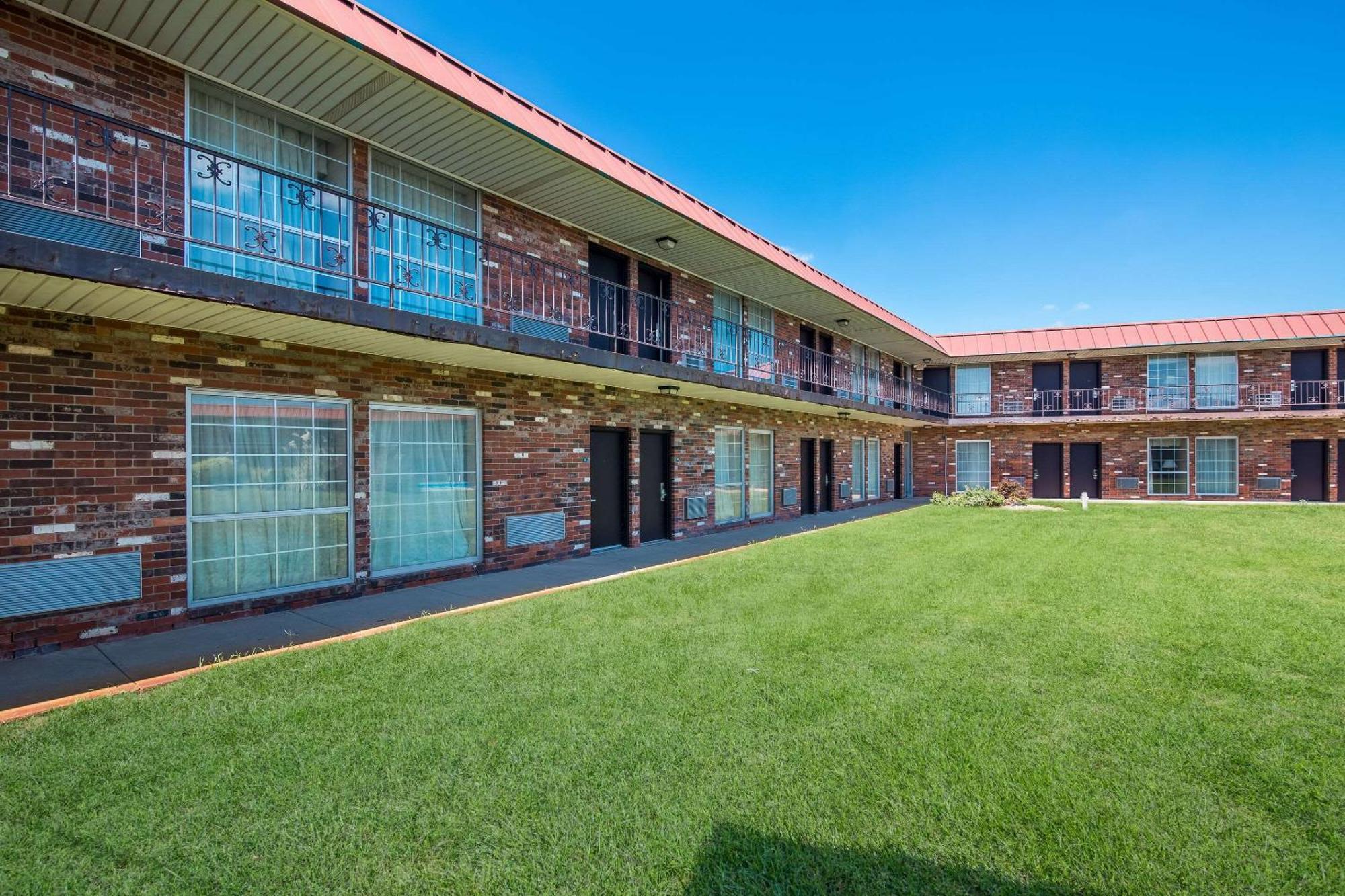 Rodeway Inn McPherson Exterior foto