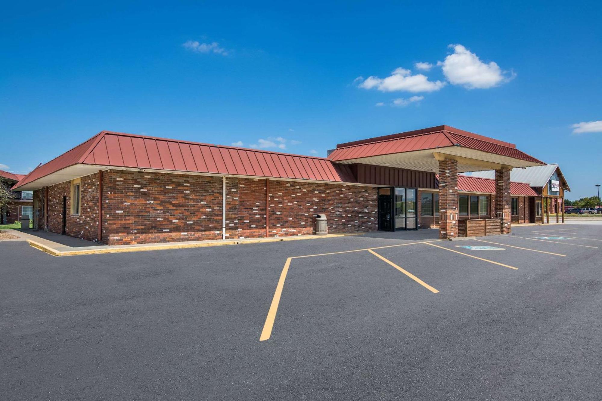 Rodeway Inn McPherson Exterior foto
